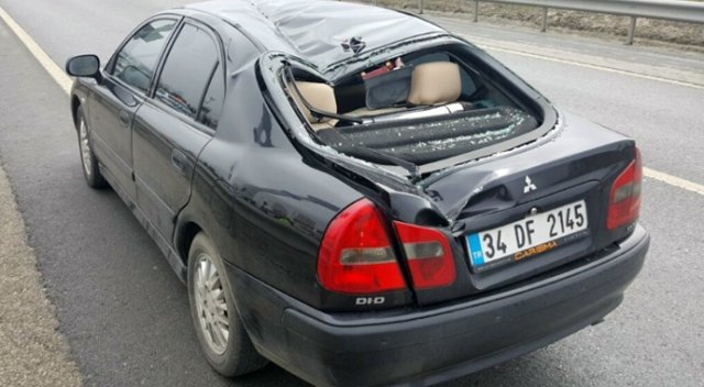Düşen helikopterden kopan pervane otomobili parçaladı
