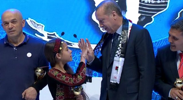 Erdoğan Filistinli küçük kıza ’Rabia’yı öğretti