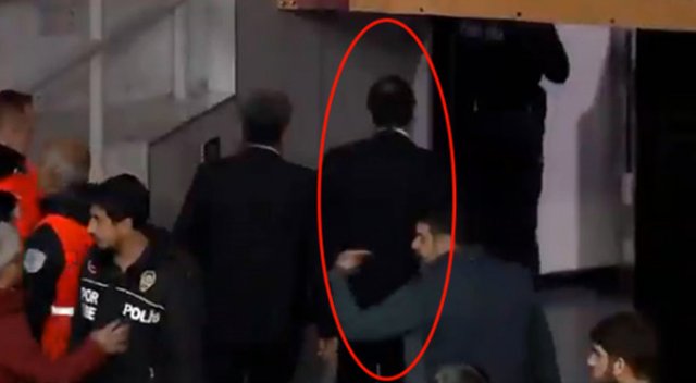 Ergin Ataman, taraftarların tezahüratlarına dayanamayarak salonu terk etti Ergin Ataman, taraftarların tezahüratlarına dayanamayarak salonu terk etti