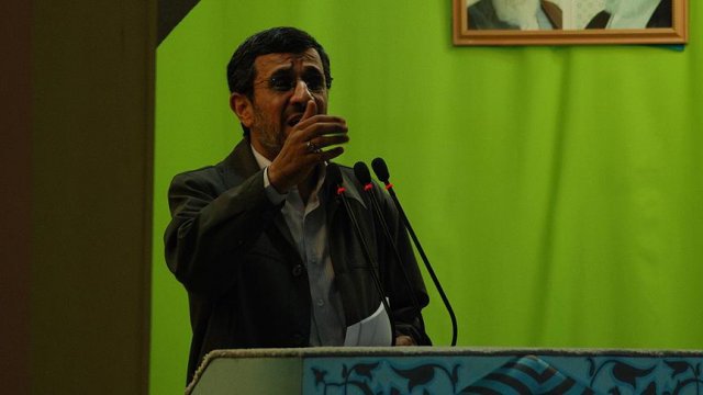 Eski İran Cumhurbaşkanı Ahmedinejad'ın eleştirileri tartışma başlattı Eski İran Cumhurbaşkanı Ahmedinejad'ın eleştirileri tartışma başlattı