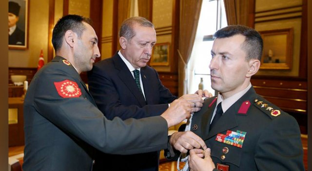 Eski Yaver Ali Yazıcı ve Kuzu'ya halktan ipli protesto Eski Yaver Ali Yazıcı ve Kuzu'ya halktan ipli protesto