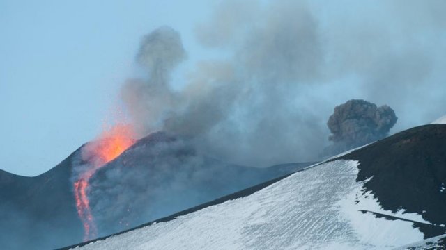 Etna Yanardağı yeniden faaliyete geçti Etna Yanardağı yeniden faaliyete geçti