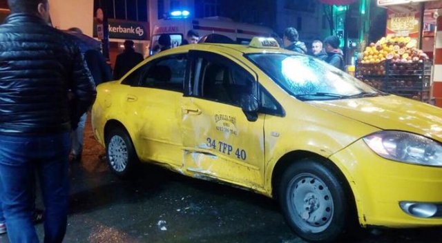 Fatih'te taksiye tramvay çarptı Fatih'te taksiye tramvay çarptı
