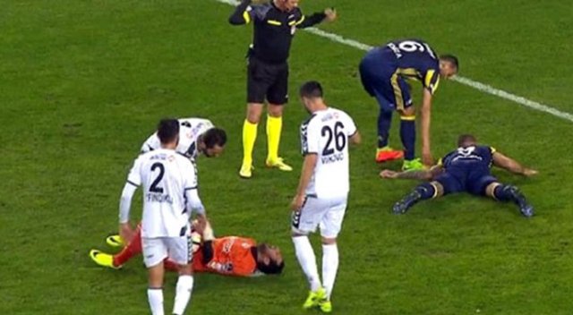 Fenerbahçeli Fernandao'nun kolu kırıldı, ambulansla hastaneye kaldırıldı Fenerbahçeli Fernandao'nun kolu kırıldı, ambulansla hastaneye kaldırıldı