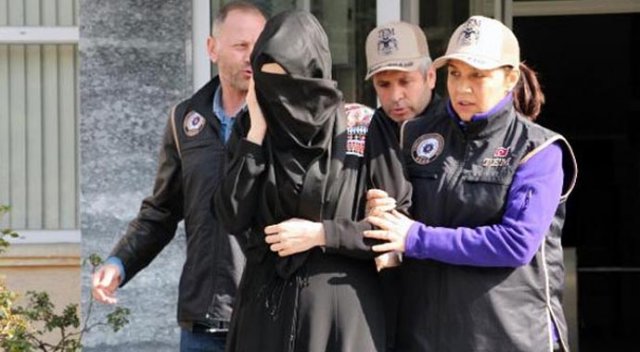 FETÖ'den tutuklanan babasını görmeye gitti, gözaltına alındı FETÖ'den tutuklanan babasını görmeye gitti, gözaltına alındı