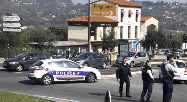 Fransa'da bir okulu taradılar, yaralılar var Fransa'da bir okulu taradılar, yaralılar var