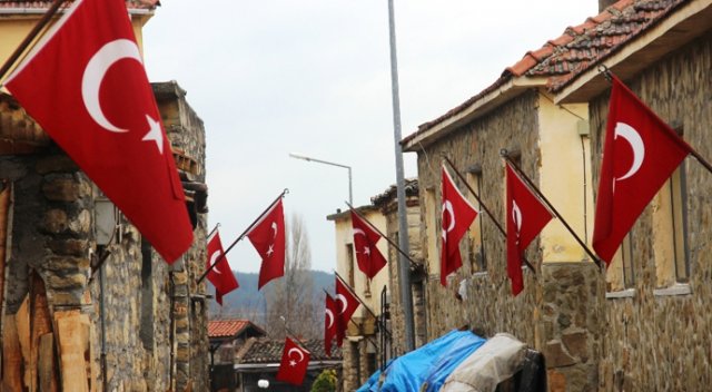 Her evde bir Türk bayrağı dalgalanıyor! Her evde bir Türk bayrağı dalgalanıyor!