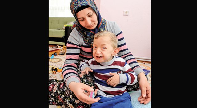 Her şeye rağmen gülüyor! Her şeye rağmen gülüyor!