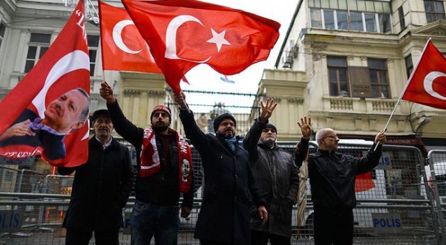 Hollanda'nın İstanbul Başkonsolosluğu önünde protesto Hollanda'nın İstanbul Başkonsolosluğu önünde protesto