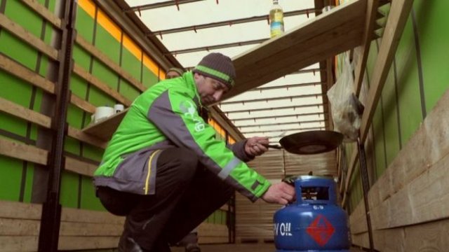 IKEA şoförleri aylardır kamyonda yaşıyor IKEA şoförleri aylardır kamyonda yaşıyor