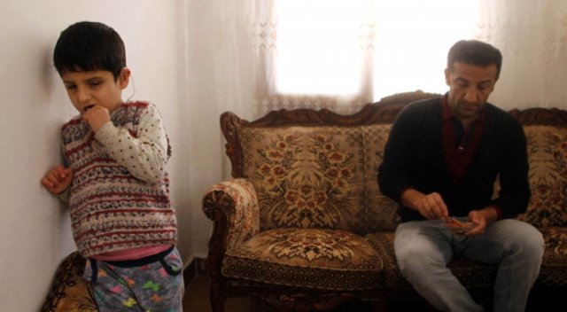 İşitme engelli 7 yaşındaki kızın ilk sözü 'baba' oldu İşitme engelli 7 yaşındaki kızın ilk sözü 'baba' oldu