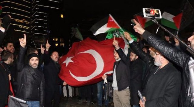 İsrail Başkonsolosluğu önünde ezan protestosu İsrail Başkonsolosluğu önünde ezan protestosu
