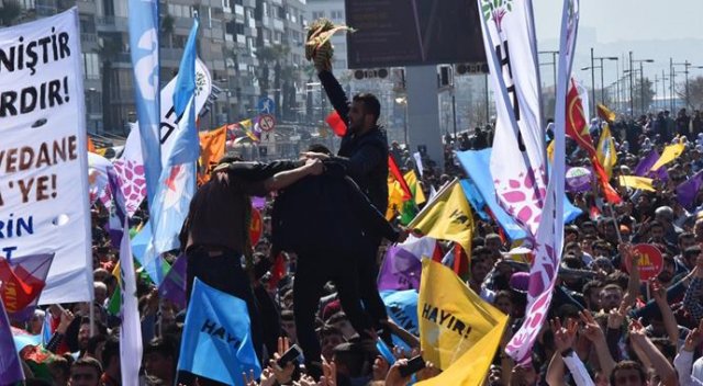 İzmir&#039;deki Nevruz kutlamalarında, 30 kişi gözaltına alındı