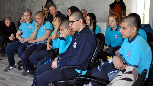 Kansere dikkati çekmek için saçlarını kestirdiler