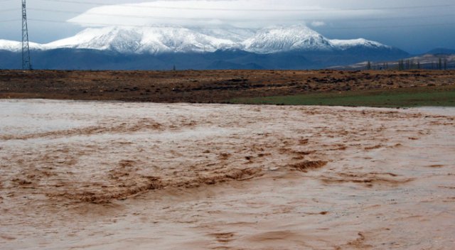 Karaman’da sağanak yağış dereleri taşırdı Karaman’da sağanak yağış dereleri taşırdı