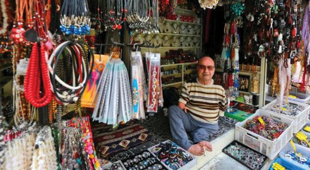 Kolları olmadan doğdu, ayaklarıyla üreterek kazandı Kolları olmadan doğdu, ayaklarıyla üreterek kazandı