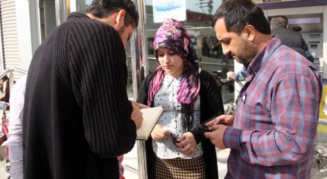 Kulağındaki küpeyi sahte polise kaptıran kadının gözyaşları Kulağındaki küpeyi sahte polise kaptıran kadının gözyaşları