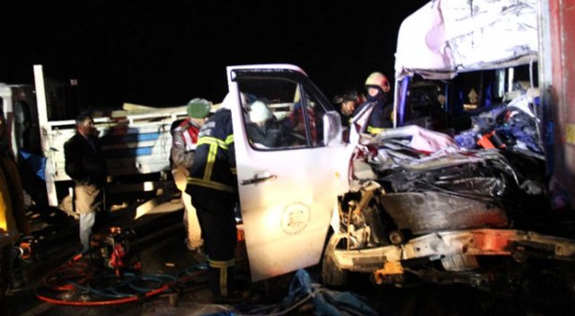 Kütahya'da 6 otomobil birbirine girdi: 2 ölü, 18 yaralı Kütahya'da 6 otomobil birbirine girdi: 2 ölü, 18 yaralı