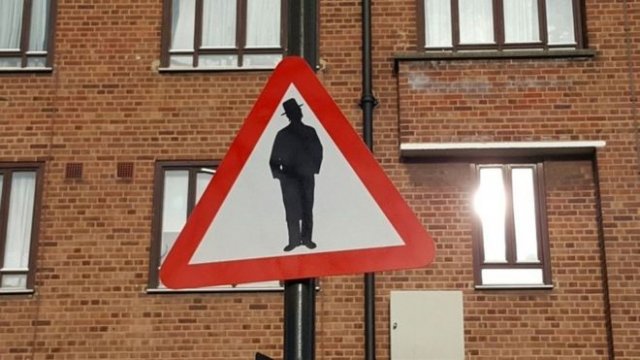 Londra'da 'Dikkat Yahudi çıkabilir' tabelasi tepkilere yol açtı Londra'da 'Dikkat Yahudi çıkabilir' tabelasi tepkilere yol açtı