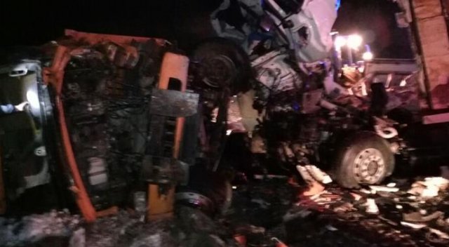 Malatya'da karayolları aracı ile kamyon çarpıştı; 1 ölü Malatya'da karayolları aracı ile kamyon çarpıştı; 1 ölü