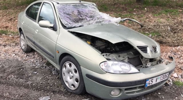 Manisa’da 3 araç birbirine girdi: 2 ölü Manisa’da 3 araç birbirine girdi: 2 ölü