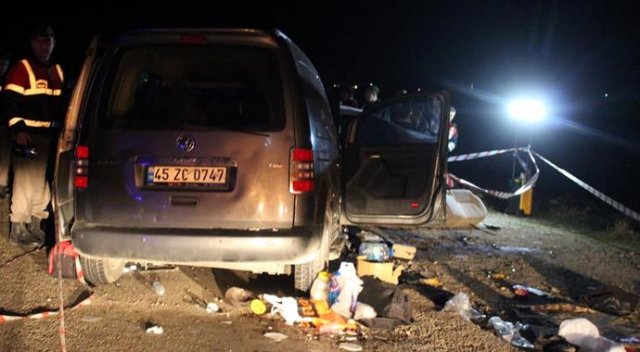 Manisa'da feci kaza: 2 ölü, 10 yaralı Manisa'da feci kaza: 2 ölü, 10 yaralı