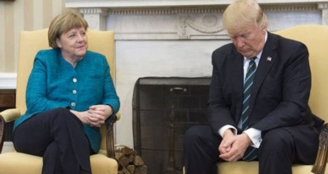 Merkel ve Trump'ın görüşmesinde dikkat çeken kare Merkel ve Trump'ın görüşmesinde dikkat çeken kare