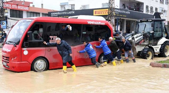 Mersin’de yağmur su baskınlarına yol açtı