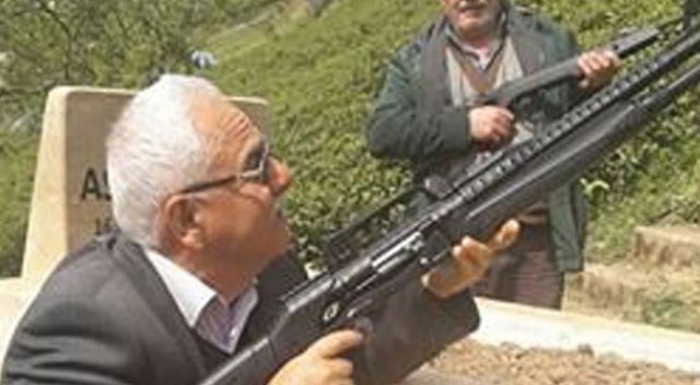 Mezarlıkta tüfekle ayı nöbeti Mezarlıkta tüfekle ayı nöbeti