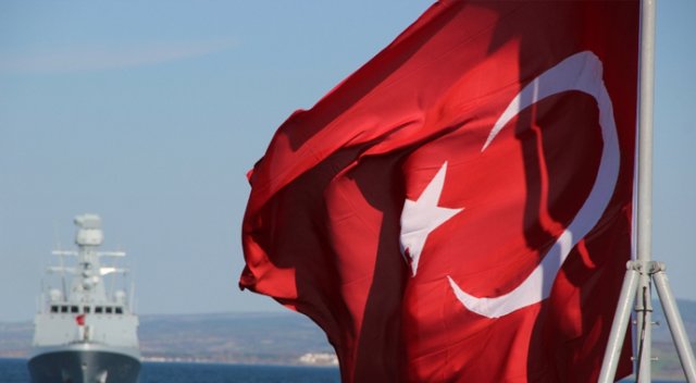 Milli gemilerden Boğaz’da resmi geçit Milli gemilerden Boğaz’da resmi geçit