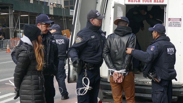 New York&#039;ta &#039;evsizlik&#039; karşıtı protestoculara kelepçe