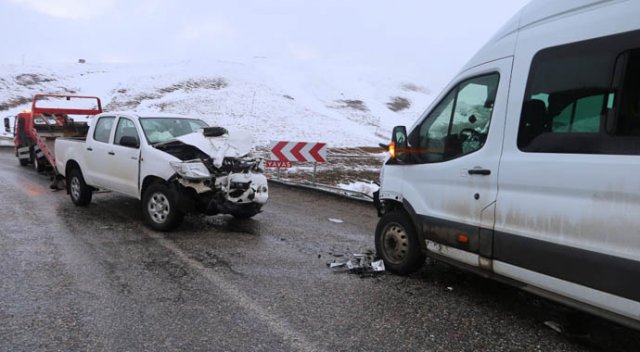 Öğrenci servisiyle kamyonet çarpıştı: 17 yaralı Öğrenci servisiyle kamyonet çarpıştı: 17 yaralı