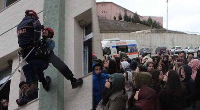 Öğrenciler korku dolu gözlerle izledi Öğrenciler korku dolu gözlerle izledi