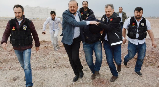 Önce araçla sonra yaya kaçtı: 30 kilo esrarla yakalandı Önce araçla sonra yaya kaçtı: 30 kilo esrarla yakalandı