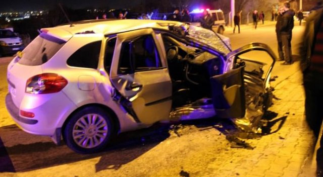 Otomobil elektrik direğine çarptı: 1 ölü
