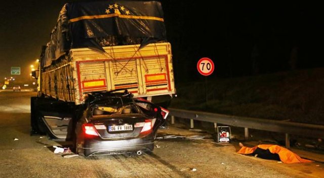 Otomobil tırın altında girdi, 1 ölü 6 yaralı var Otomobil tırın altında girdi, 1 ölü 6 yaralı var