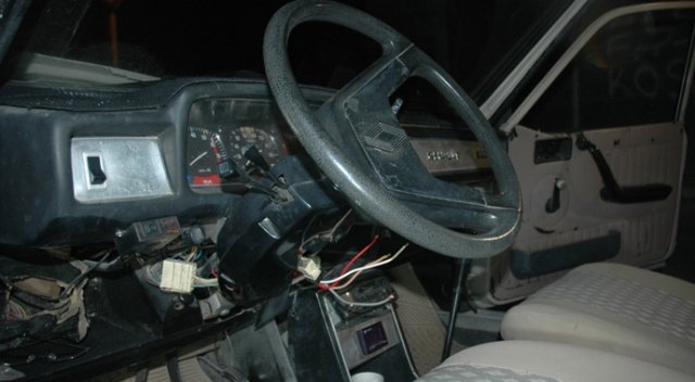 Otomobili duvara çarpıp kaçtılar Otomobili duvara çarpıp kaçtılar