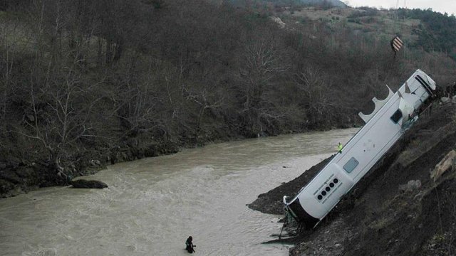Panama&#039;da tarım işçilerini taşıyan otobüs nehre düştü: 18 ölü, 37 yaralı