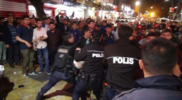 Polise saldıran şahıslara linç girişimi