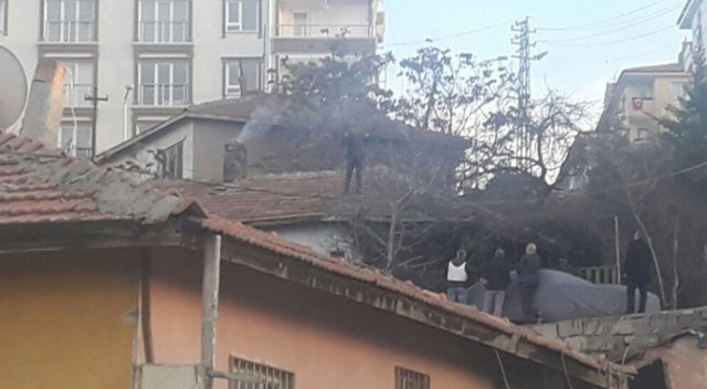 Polisten kaçıp çatıya çıktı, 4 saatte ikna edildi Polisten kaçıp çatıya çıktı, 4 saatte ikna edildi