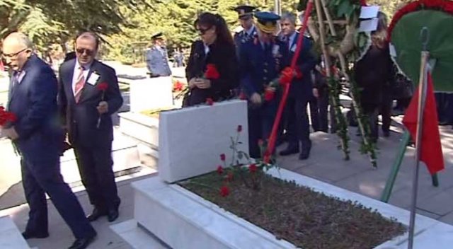 Sabiha Gökçen mezarı başında anıldı Sabiha Gökçen mezarı başında anıldı