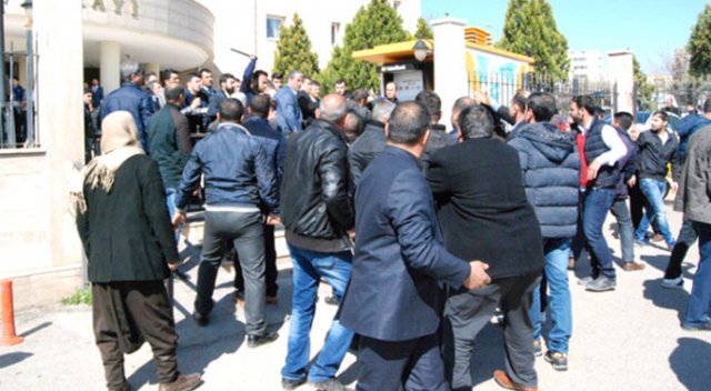 Şanlıurfa adliyesi karıştı, silahla vurulanlar var! Şanlıurfa adliyesi karıştı, silahla vurulanlar var!