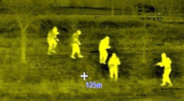 Şemsiyeyle kaçmak isteyen PKK'lılar F-16'ya yakalandı Şemsiyeyle kaçmak isteyen PKK'lılar F-16'ya yakalandı