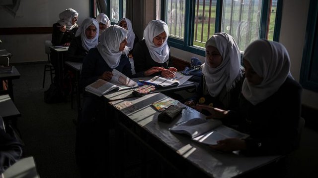 Silah sesleri altında ders Silah sesleri altında ders