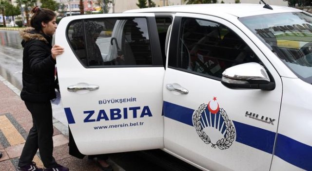 Sınava geç kalanların imdadına zabıta yetişti Sınava geç kalanların imdadına zabıta yetişti