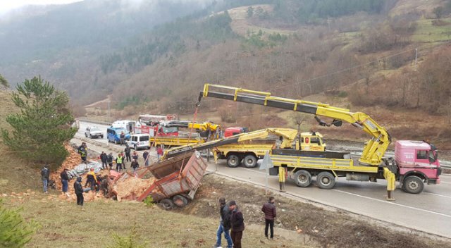Sinop’ta tuğla yüklü kamyon devrildi: 1 ölü Sinop’ta tuğla yüklü kamyon devrildi: 1 ölü