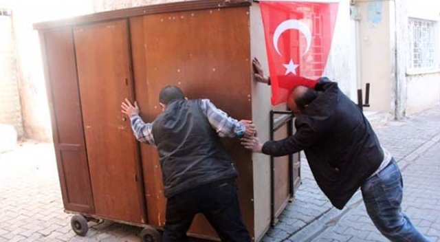Sokakta kalınca bunu yaptı! 5 kişilik aile... Sokakta kalınca bunu yaptı! 5 kişilik aile...