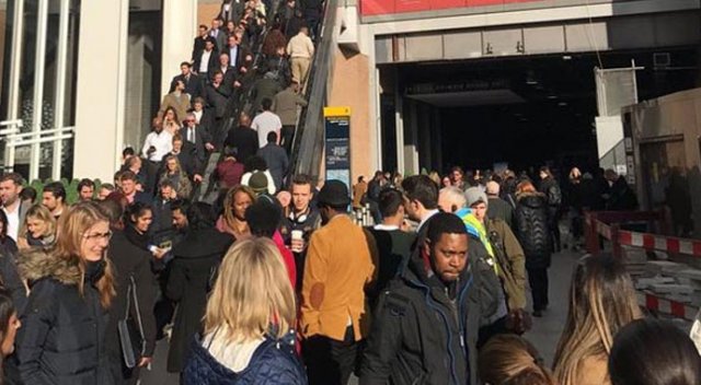 Londra'da bomba paniği Londra'da bomba paniği