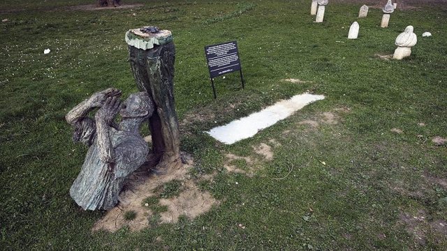 Srebrenitsalı savaş mağdurları heykeline saldırı Srebrenitsalı savaş mağdurları heykeline saldırı