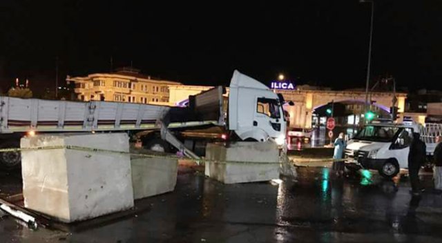 Tonlarca mermer yola savruldu
